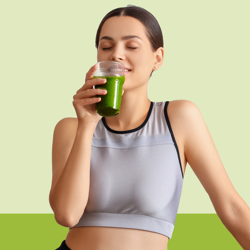 Donna con un bicchiere di Superfood Green