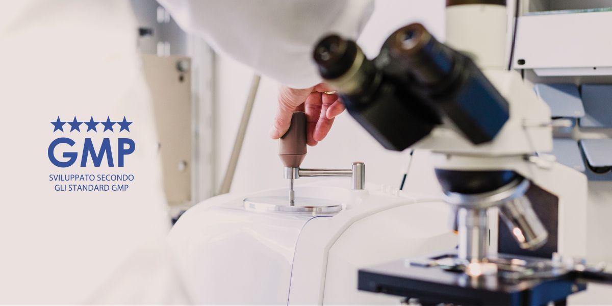 Logo GMP con sfondo di un laboratorio