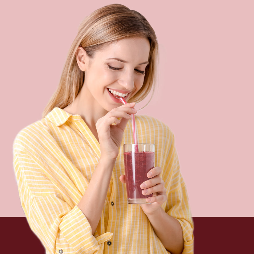 Donna con un bicchiere di Superfood Red